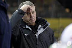 Zugs Head coach Doug Shedden beobachtet das Spiel. (Bild: Keystone)