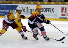 Der Zuger Damien Brunner im Zweikampf mit Joel Genazzi. (Bild: Keystone)
