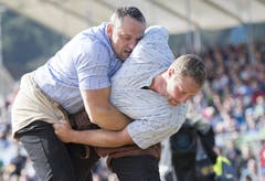 Arnold Forrer (links) und Andreas Ulrich greifen im ersten Gang zusammen. Arnold Forrer gibt den Wettkampf später wegen eines eingeklemmten Nervs auf. (Bild: KEYSTONE/Urs Flueeler)