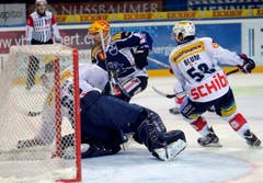 EVZ-Topskorer Glen Metropolit beschäftigt Torhüter Ronnie Rüegger und Eric Blum. (Bild: Keystone)