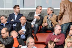 GC-CEO Manuel Huber sieht sich das Spiel zusammen mit Präsident Stephan Anliker und Heinz Spross von der Tribüne aus an. (Bild: Freshfocus)