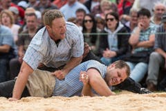Der fÜhrende Stefan Studer, unten, erleidet eine Niederlage gegen Andreas Ulrich im 4. Gang. (Bild: kEYSTONE / ALESSANDRO DELLA VALLE)