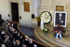 Ein Porträt des verstorbenen Walter Roderer steht an der Gedenkfeier in der Kreuzkirche in Zürich (Bild: Keystone)