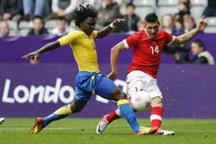 Steven Zuber gegen Franck Engonga (Bild: Keystone)