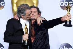 Für den prämierten Tonschnitt bei "Mad Max: Fury Road" verantwortlich: der knutschende Mark Mangini und David White. Wenn das nicht wieder Gerüchte gibt... (Bild: Keystone/EPA/Paul Buck)