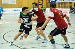 Nicolas Raemy wird von zwei Pfadi-Spielern geblockt. (Bild: Remo Nägeli / Neue LZ)