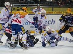 Die Abwehr von Kloten mit Peter Müller gegen den EVZ mit Reto Suri (rechts). (Bild: Keystone)