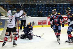 EV Zug Stürmer Bjoern Christen, links, bejubelt einen Treffer gegen Kloten Flyers Torhüter Ronnie Rüeger, Christian Marti und Tommi Santala.