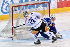 Der Zuger Alessio Bertaggia bei seinem Schuss zur 1:0-Führung gegen den Davoer Goalie Leonardo Genoni. (Bild: Keystone)