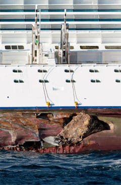 Aus dem ungefähr 50 Meter langen Riss an der Costa Concordia ragen riesige Felsstücke. (Bild: Keystone / AP)