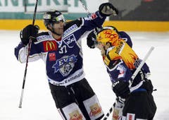 Patrick Fischer, links, und Damien Brunner beim Zuger Torjubel zum 2:1.