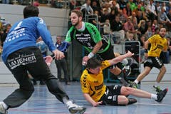 Kriens' Daniel Fellmann (Mitte) gegen Altdorfs Torhüter Marcel Luthiger und Lutz Wesseling. (Bild: Philipp Schmidli / Neue LZ)
