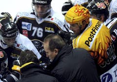 Lugano Trainer Larry Huras instruiert seine Spieler während eines Time-Outs. (Bild: Keystone/Karl Mathis)