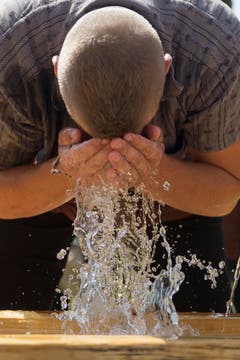 Ein Schwinger kuehlt sich am Brunnen mit Wasser ab, fotografiert im 3. Gang beim Innerschweizer Schwing - und Aelplerfest vom Sonntag 5. Juli 2015 in Seedorf im Kanton Uri. Nach den gestrigen Rekordtemperaturen wird heute in der Schweiz ein weiterer Hitzetag erwartet. (KEYSTONE/Urs Flueeler) (Bild: Keystone/Urs Flüeler)