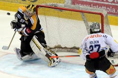 Zugs Josh Holden, rechts, taucht vor Lugano-Goalie Michael Flückiger auf. (Bild: Karl Mathis / Keystone)