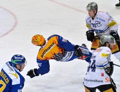 Der Zuger Yannick Blaser (rechts) bringt den Davoser Marcus Paulsson zu Fall. (Bild: Keystone / Juergen Staiger)