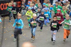 Die kleinen Sportlerinnen und Sportler wetteifern um den Sieg. Bilder von vielleicht ersten Wettkampffieber des Lebens. (Bild: Dominik Wunderli/LZ)
