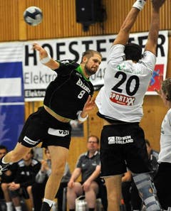 Kriens Daniel Baverud (Nr. 8) passt nach rechts. (Bild: Remo Nägeli/Neue LZ)