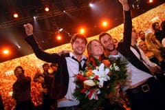 Jubel bei der Basler Sängerin Anna Rossinelli und ihren Bandmitgliedern Georg Dillier (links) und Manuel Meisel. (Bild: André Häfliger)