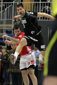 Benjamin Steiger, rechts, gegen Siscias Nikola Raic. (Bild: Philipp Schmidli / Neue LZ)