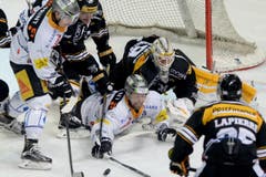 Hektik vor dem Tor mit Zugs Dario Buergler, links, Luganos Alessandro Chiesa, 2. v. links, Zugs Emanuel Peter, Mitte, unten, und Luganos Goalie Elvis Merzlikins, Mitte oben, sowie Luganos Maxim Lapierre, rechts. (Bild: Keystone Samuel Golay)