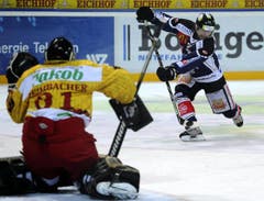Josh Holden vom EV Zug, rechts, gegen Goalie Urban Leimbacher von den Tigers. (Bild: Keystone)