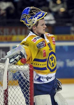 Goalie Leonardo Genoni vom HC Davos wurde vom EVZ drei Mal bezwungen. (Bild: Keystone)