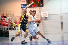 Setzt sich kraftvoll durch: Nicola Stevanovic von Swiss Central Basket (Mitte) gegen Neuenburgs Brian Savoy. (Bild: Eveline Beerkircher)
