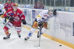 Zugs Reto Suri (rechts) gegen Luca Homberger vom EHC Winterthur. (Bild: Keystone)