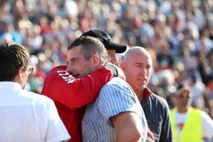 Adi Laimbacher (links) tröstet seinen Bruder Philipp nach dessen Schlussgang-Niederlage (Bild: Philipp Schmidli)