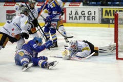 Kloten Flyers Stuermer Matthias Bieber, am Boden links, gegen EV Zug Torhueter Eero Kilpelainen, rechts. (Bild: Keystone)