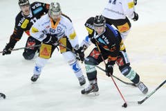 Berns Marco Mueller kämpft gegen Zugs Daniel Sondell. (Bild: Daniel Teuscher/EQ Images)