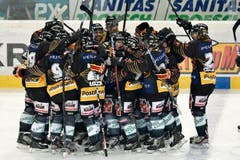 Die Berner Spieler bejubeln das 3:2. (Bild: Keystone)