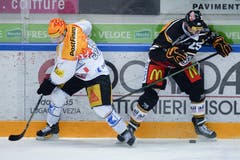 Zugs Topscorer Pierre-Marc Bouchard (links) im Duell mit Luganos Maxim Lapierre. (Bild: Keystone / Davide Agosta)