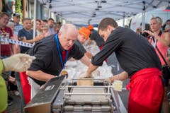 Weltrekordversuch, mit dem Ziel eines Eintrags im Guinessbuch der Rekorde: In Altstätten wird das längste Cordon bleu gemacht (Bild: Urs Bucher)