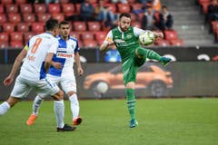 Andreas Wittwer versucht sich gegen die Grasshopper Marko Basic und Gjelbrim Taipi zu behaupten. (Bild: Freshfocus)