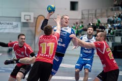 HCK-Spieler Peter Schramm im Einsatz gegen die Abwehr von Pfadi Winterthur. (Bild: Pius Amrein / Neue LZ)