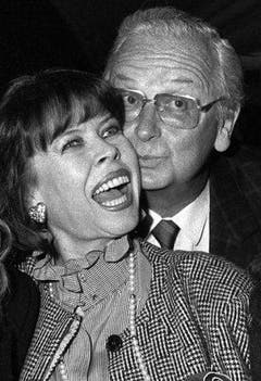 Walter Roderer mit seiner Frau, der bekannten Volksschauspielerin Ruth Jecklin Roderer, anlässlich der Premiere seines Films «Ein Schweizer names Nötzli» im September 1988 in Appenzell. Ruth Jecklin Roderer starb am 7. März 2004, im Alter von 69 Jahren an Krebs. (Bild: Keystone / Str.)