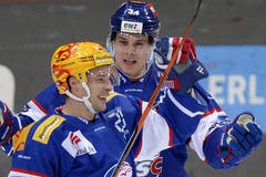 Der Zürcher Torschuetze Auston Matthews (rechts) jubelt mit Robert Nilsson, nach seinem Tor zum 1:0. (Bild: Keystone / Walter Bieri)