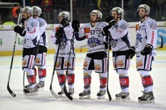 Lange Gesichter bei den Zugern nach dem Spiel. (Bild: Keystone)