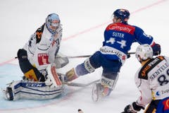Pius Suter, rechts, erzielt das 1:0 gegen Zugs Tobias Stephan. (Bild: Urs Flüeler/Keystone)