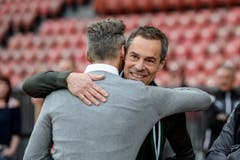 Freude herrscht beim dynamischen Duo: Sportchef Alain Sutter und Präsident Matthias Hüppi umarmen sich. (Bild: Freshfocus)