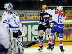 Provokateur Brunner wurde daraufhin von ZSC-Captain Mathias Seger entschlossen abgedrängt. (Bild: Keystone)