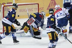 Der Zuger Verteidiger Robin Grossmann (links), der Zuger Goalie Tobias Stephan und der Zuger Stürmer Dominic Lammer (2. von rechts) im Spiel gegen den Zürcher Stürmer Pius Suter. (Bild: Keystone / Alexandra Wey)
