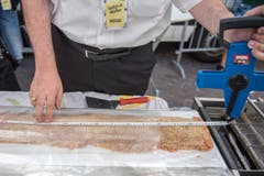 Weltrekordversuch, mit dem Ziel eines Eintrags im Guinessbuch der Rekorde: In Altstätten wird das längste Cordon bleu gemacht (Bild: Urs Bucher)