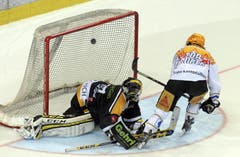 Zugs Robert Schremp verlädt den Torhüter von Lugano im Penaltyschiessen. (Bild: Karl Mathis / Keystone)