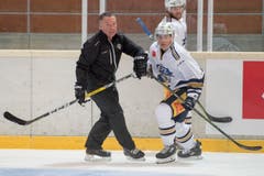 EVZ-Trainer Harold Kreis (links) mit Reto Suri. (Bild: Keystone / Urs Flüeler)