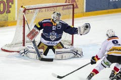 Der Zuger Goalie Tobias Stephan pariert den Schuss vom Bieler Fabian Lüthi. (Bild: Alexandra Wey / Keystone)