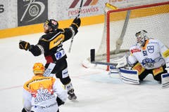 Luganos Stefan Ulmer jubelt nach seinem Tor zum 3:2 gegen Zugs Torhüter Tobias Stephan (rechts). (Bild: Keystone/Ti-Press/Gabriele Putzu)