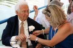 Trudy Illi sorgt dafür, dass an Walter Roderers 90. Geburtstag die weissen Rosen am Kittel des Jubilars richtig sitzen. (Bild: Archiv Neue LZ)
